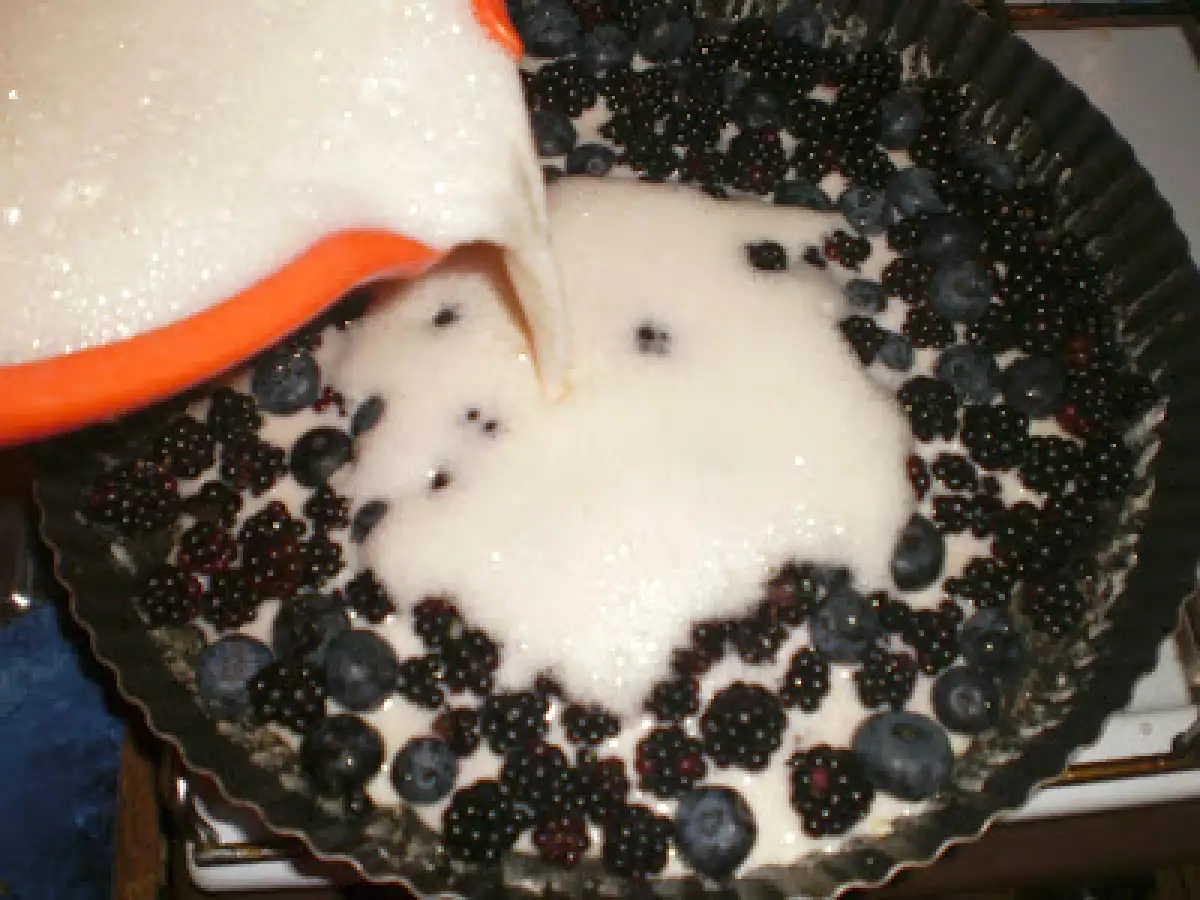 Clafoutis cu mure si afine - poza 7