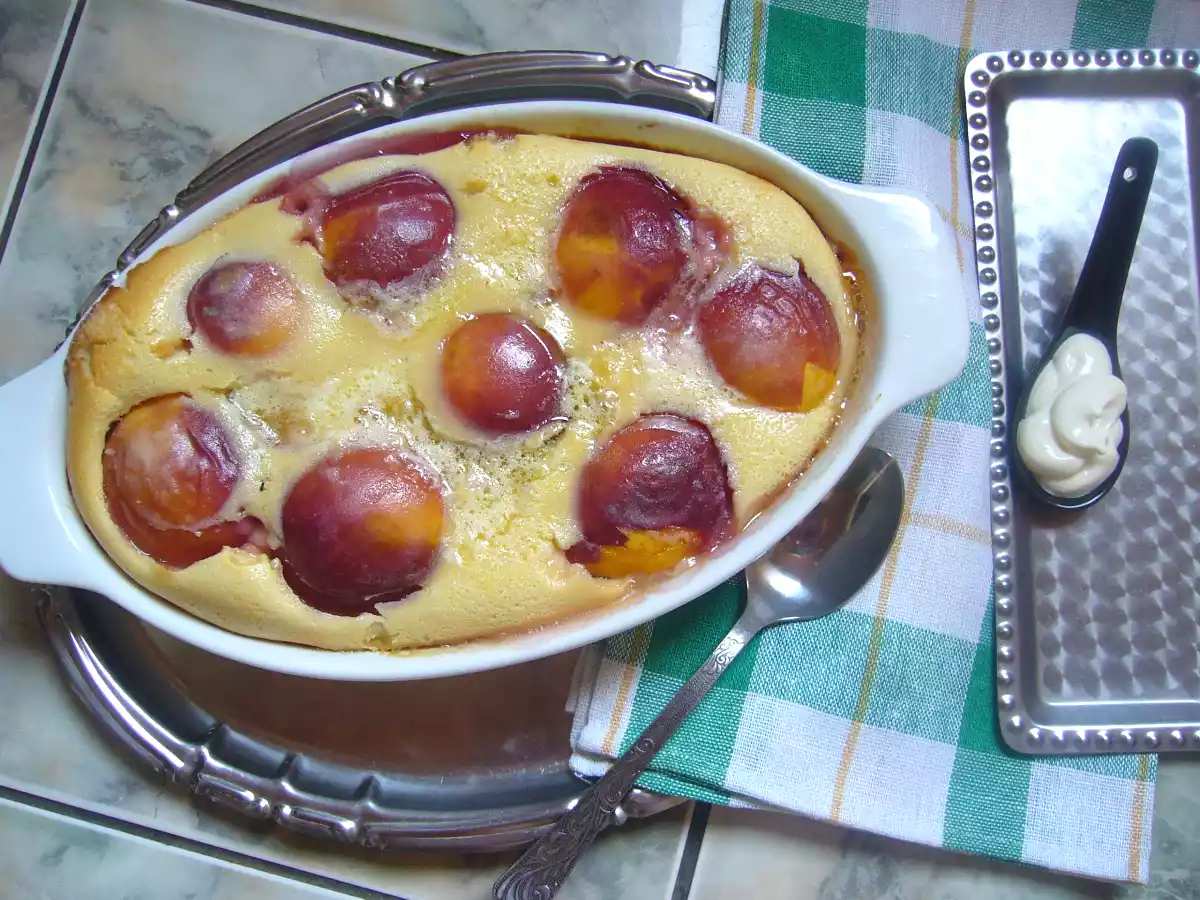 Clafoutis de piersici si smantana