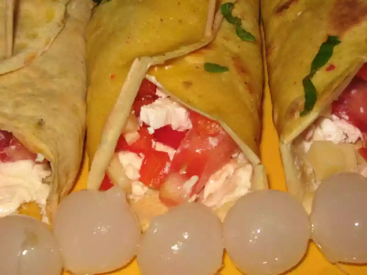 Clatite aperitiv cu rosii si feta - poza 2