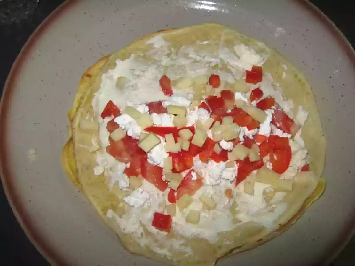 Clatite aperitiv cu rosii si feta - poza 3