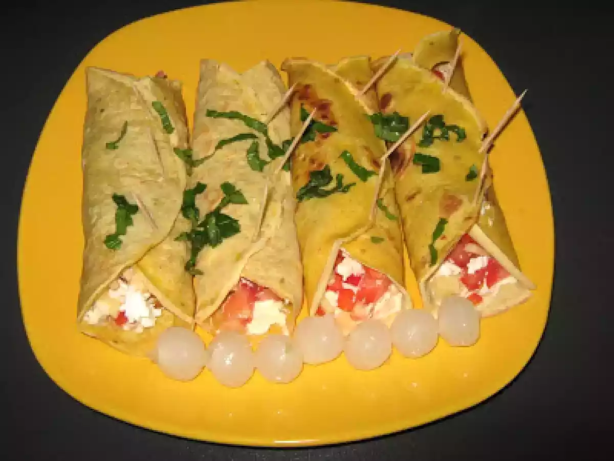 Clatite aperitiv cu rosii si feta - poza 4