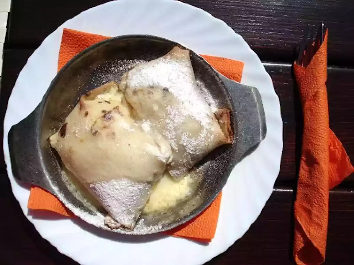 Clatite brasovene cu branza dulce si stafide