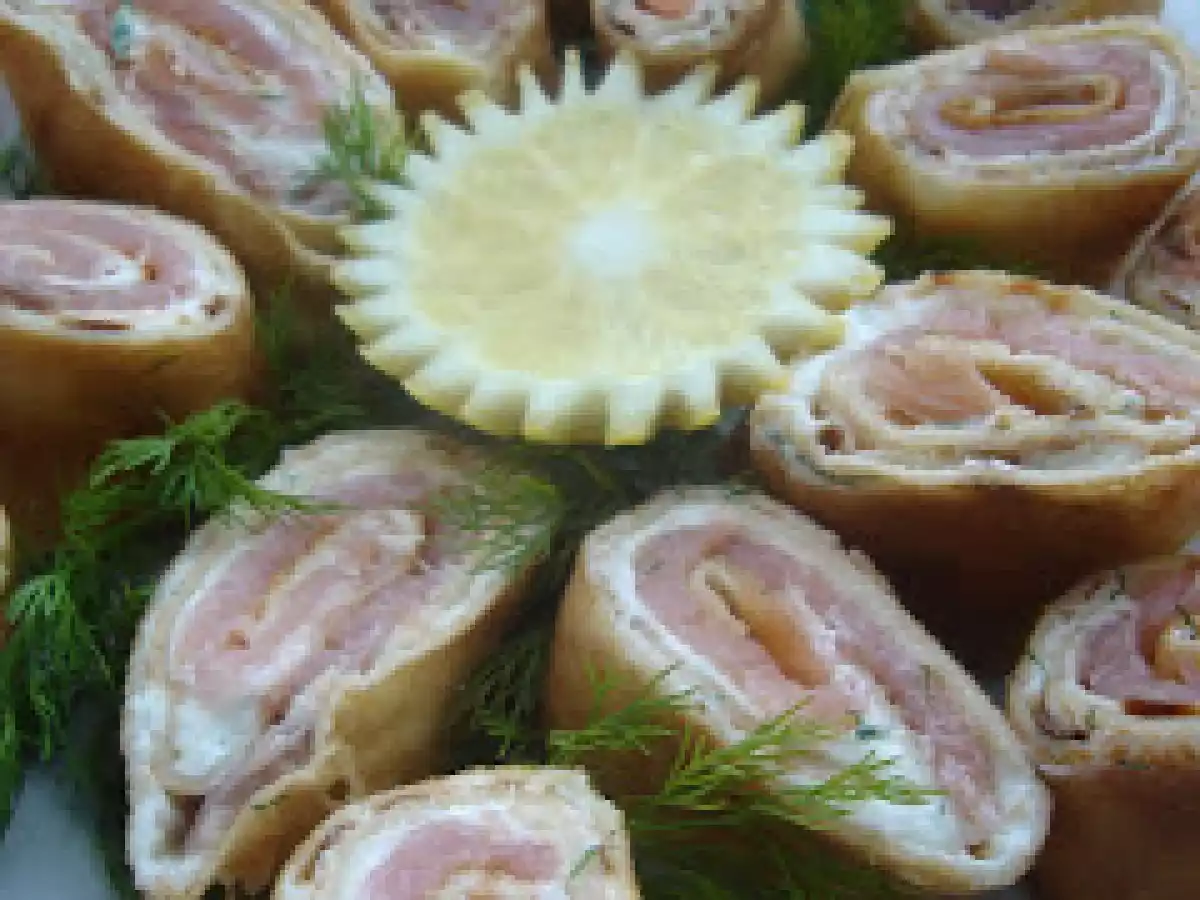 Clatite cu branza si somon afumat