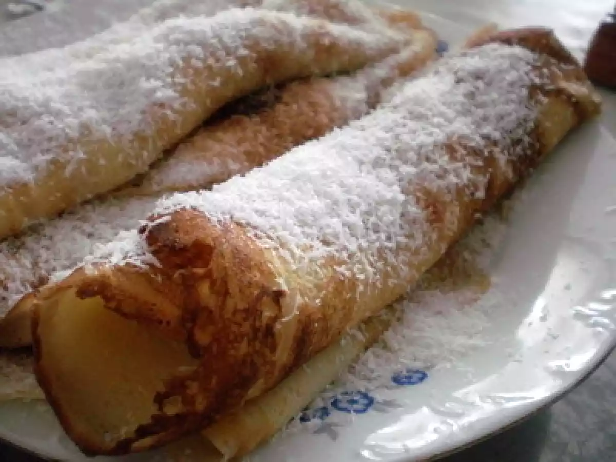 Clatite cu dulceata si nuca de cocos