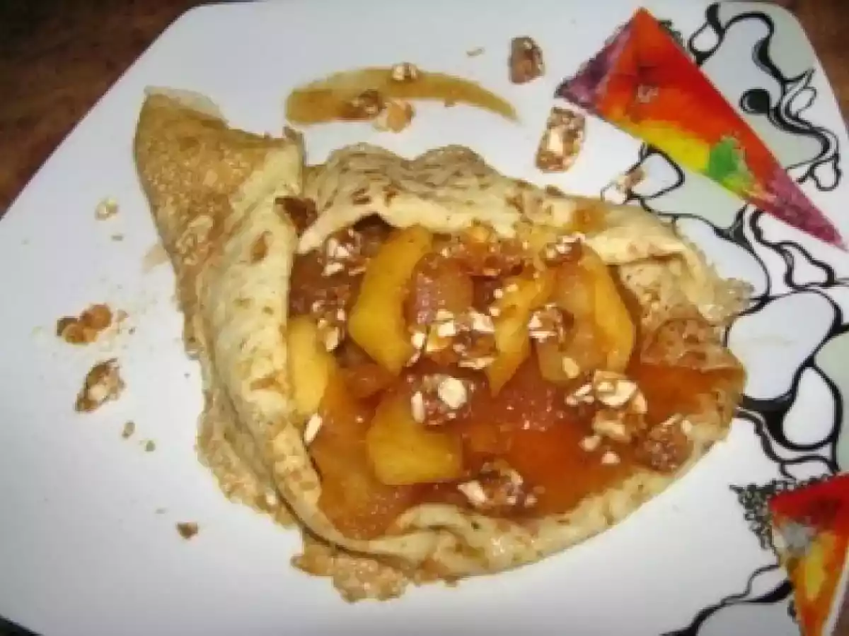 Clatite cu mere caramelizate si migdale crocante