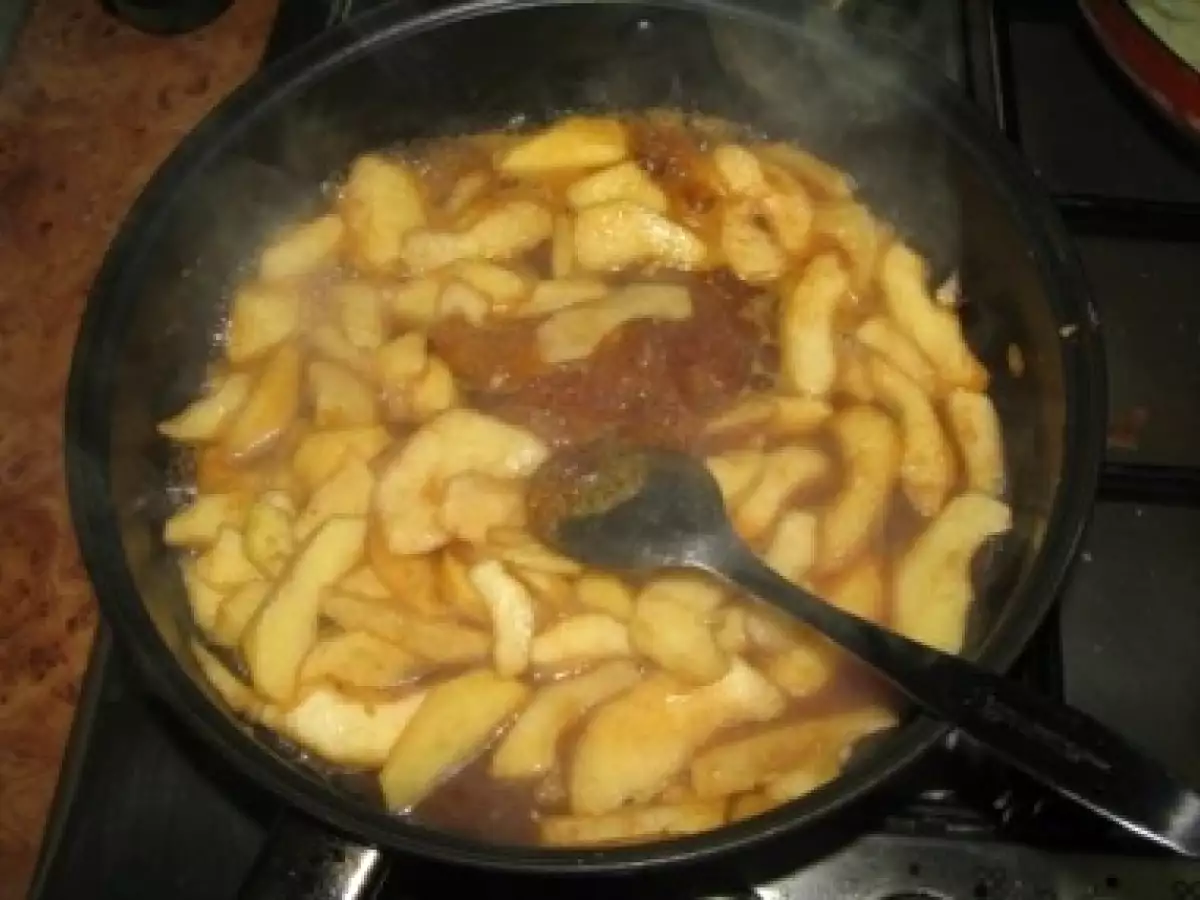 Clatite cu mere caramelizate si migdale crocante - poza 9