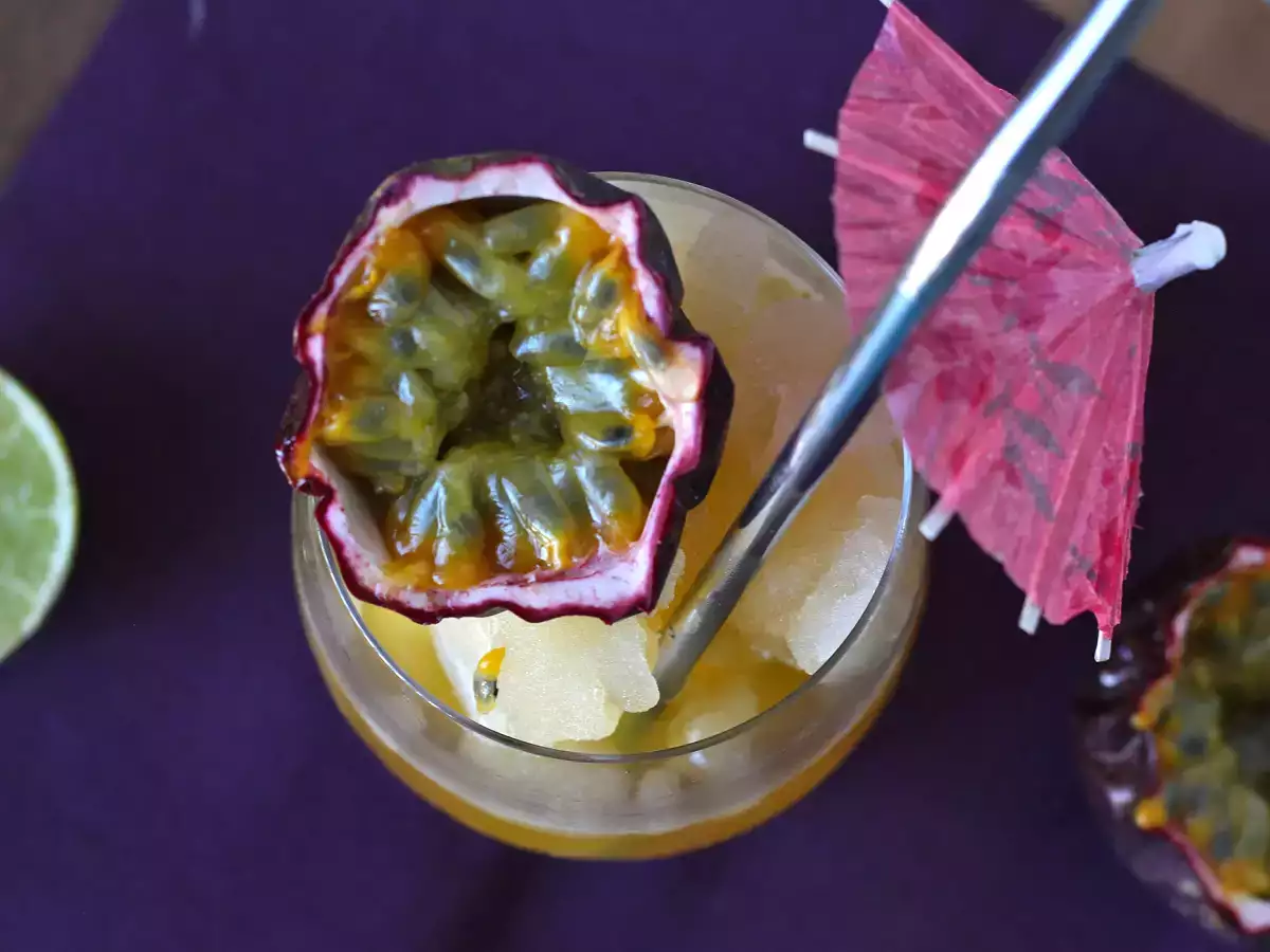 Cocktail cu granita de gin și fructul pasiunii, băutura răcoritoare a verii! - poza 3