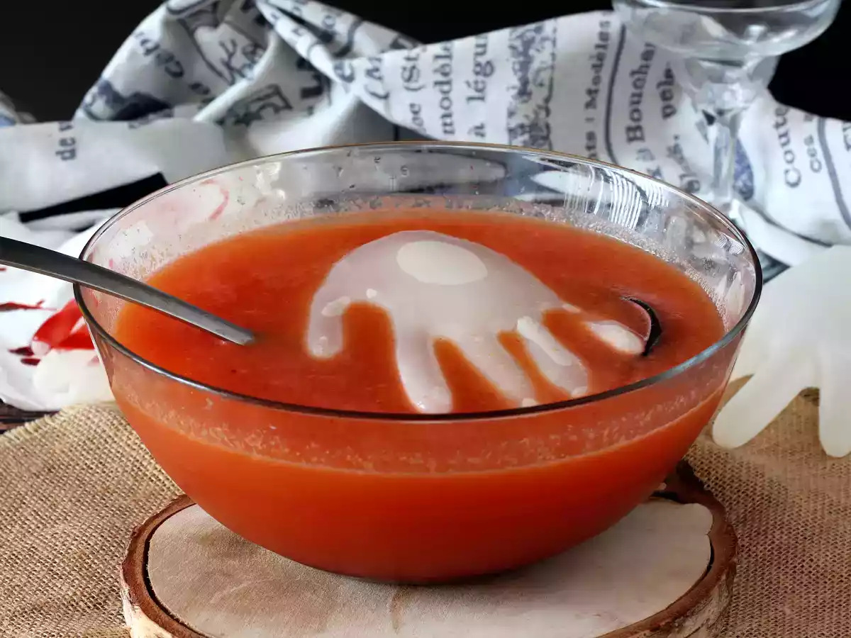 Cocktail de Halloween și cub de gheață în formă de mână