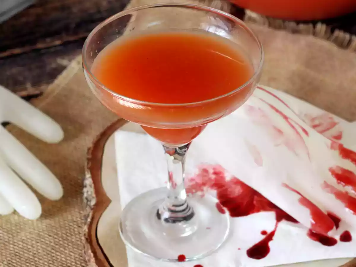Cocktail de Halloween și cub de gheață în formă de mână - poza 2
