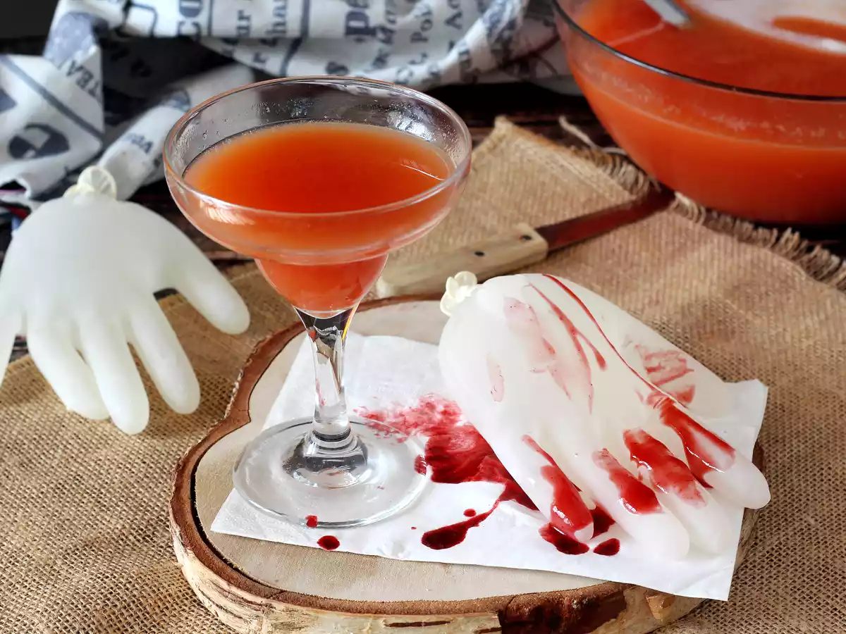 Cocktail de Halloween și cub de gheață în formă de mână - poza 4