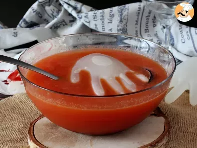 Cocktail de Halloween și cub de gheață în formă de mână