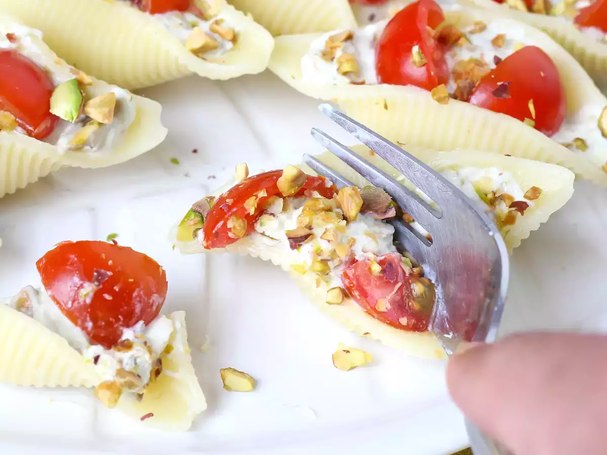 Conchiglioni umpluți, serviți reci, cu stracciatella, fistic, roșii cherry și lămâie - poza 2