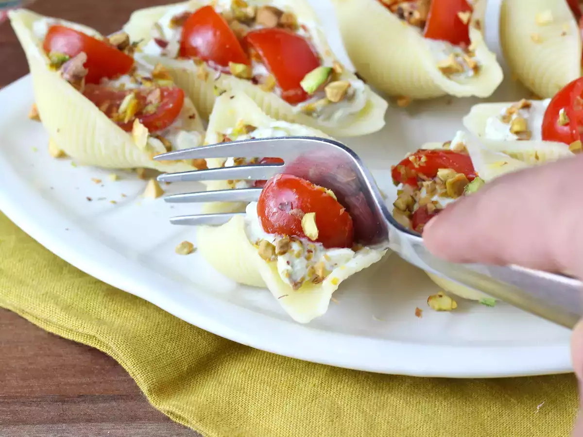 Conchiglioni umpluți, serviți reci, cu stracciatella, fistic, roșii cherry și lămâie - poza 6
