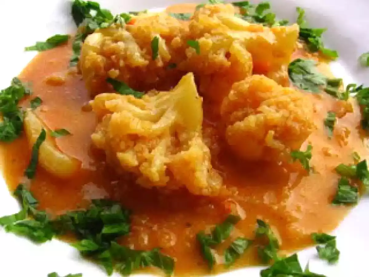 Conopida cu sos de rosii