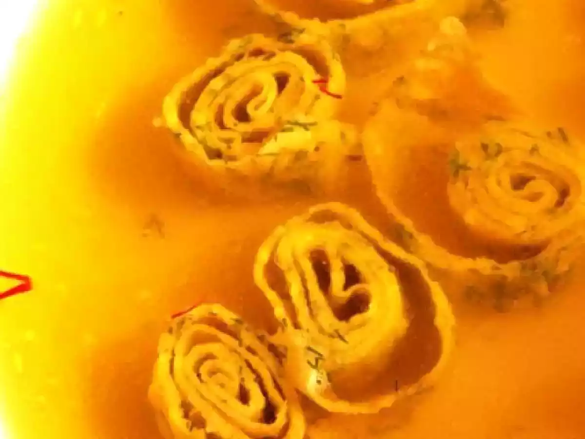 Consommé de pui cu clatite