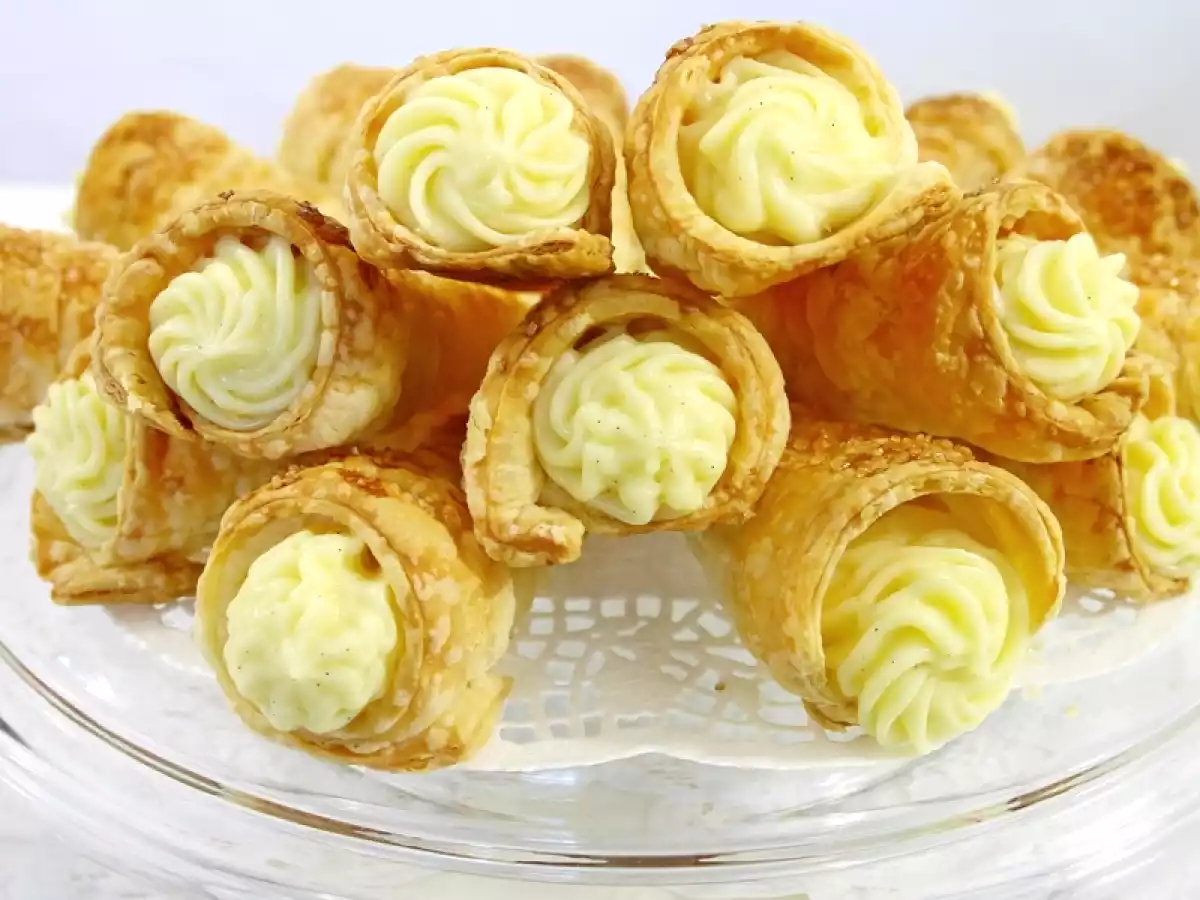 Cornetti cu crema de vanilie