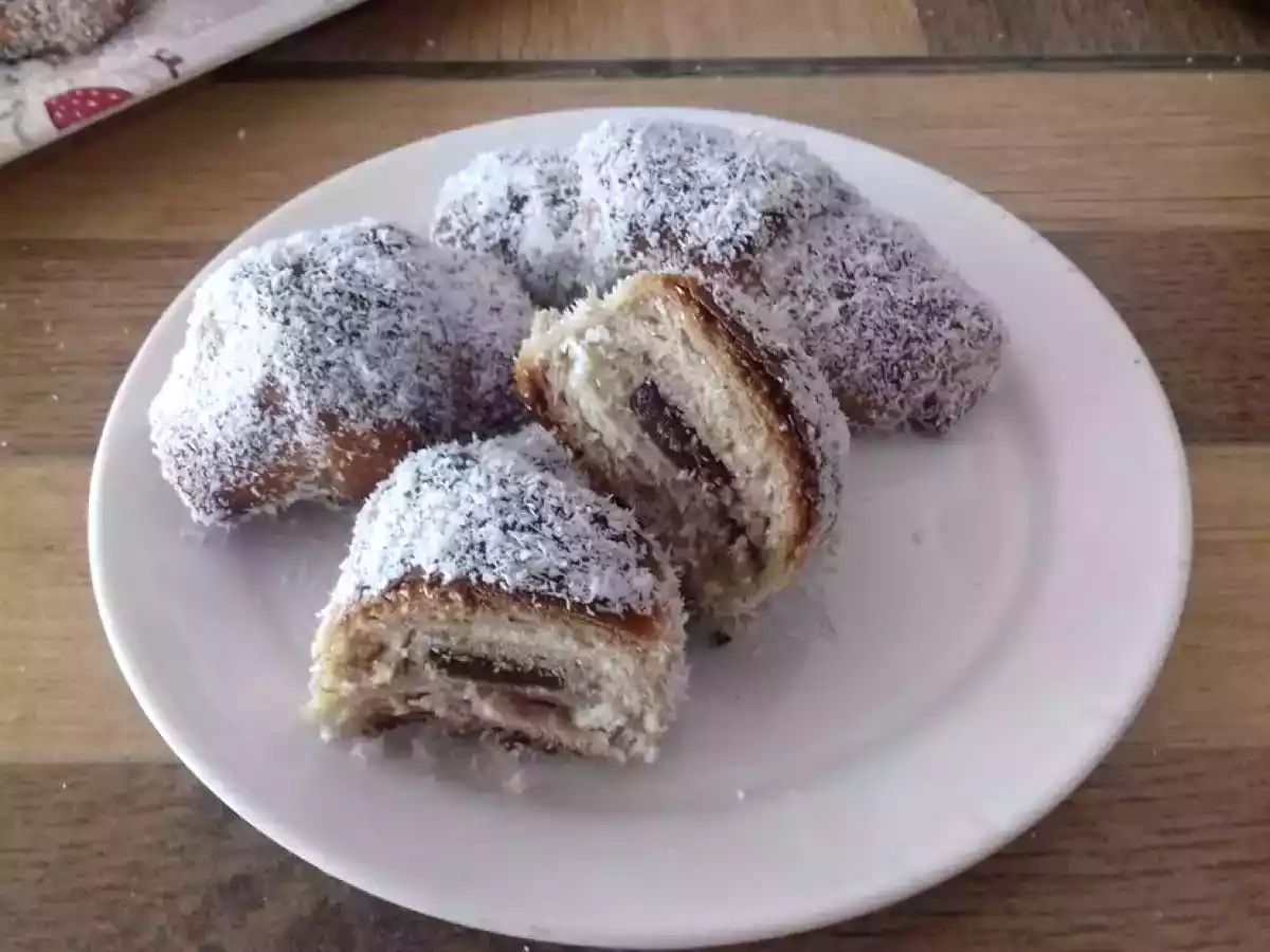 Cornulețe bicolore cu rahat și cocos