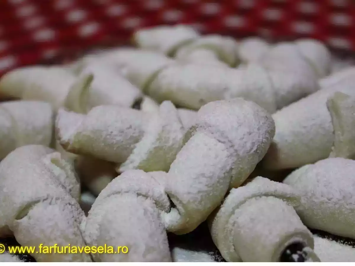 Cornulete cu gem de prune si nuca (reteta video)