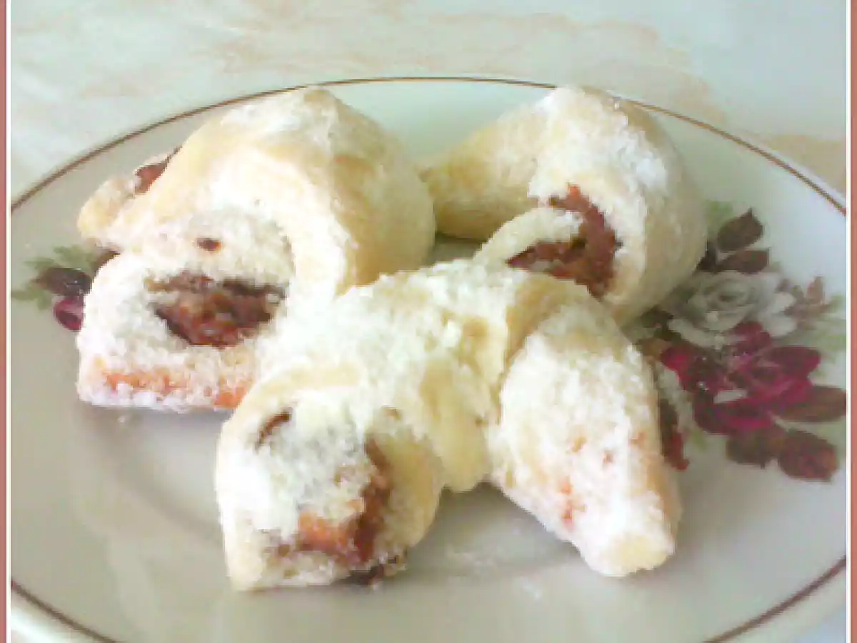 Cornulete cu mere (gem) din aluat cu bors