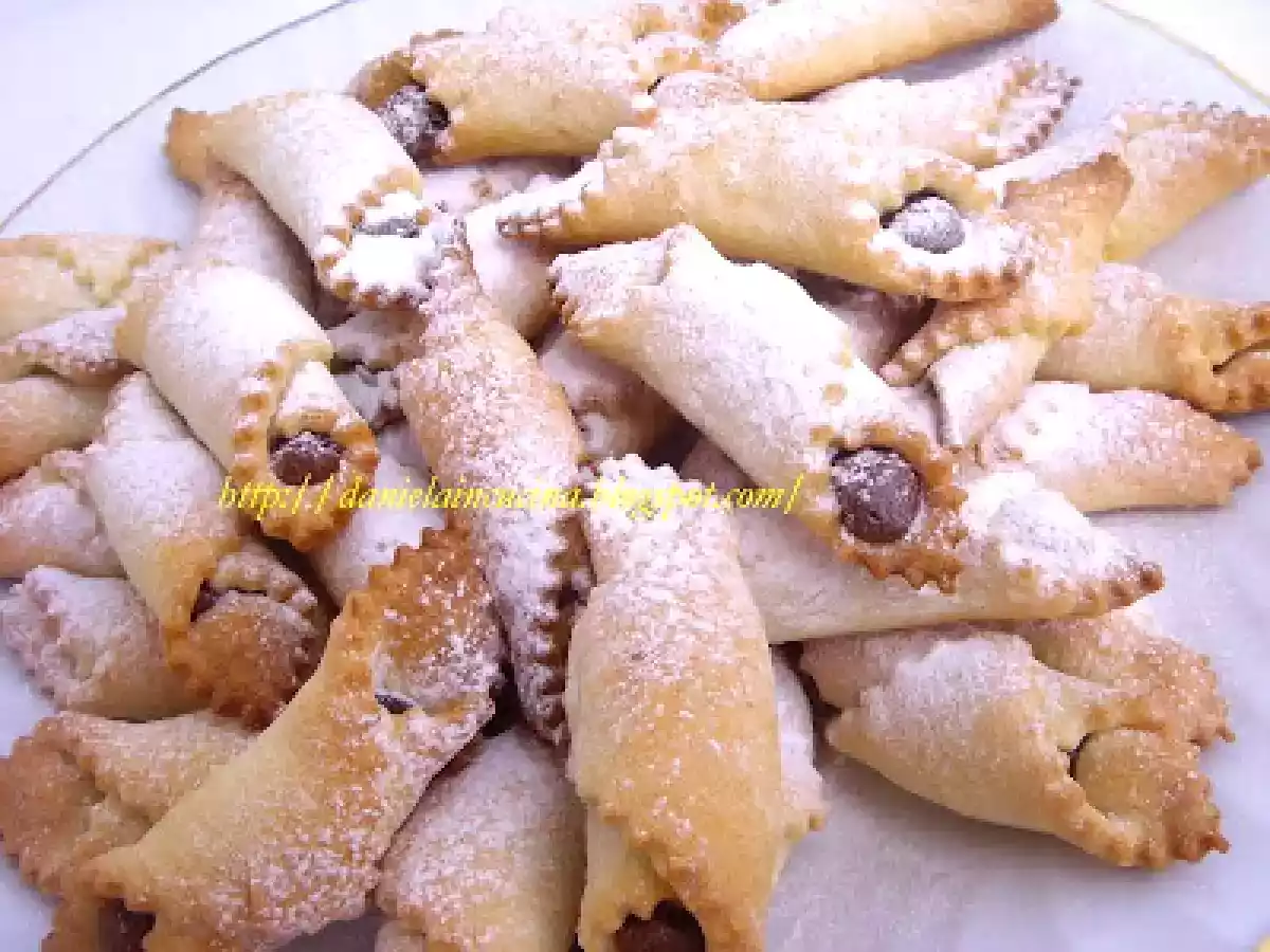 Cornulete si fundite de ricotta