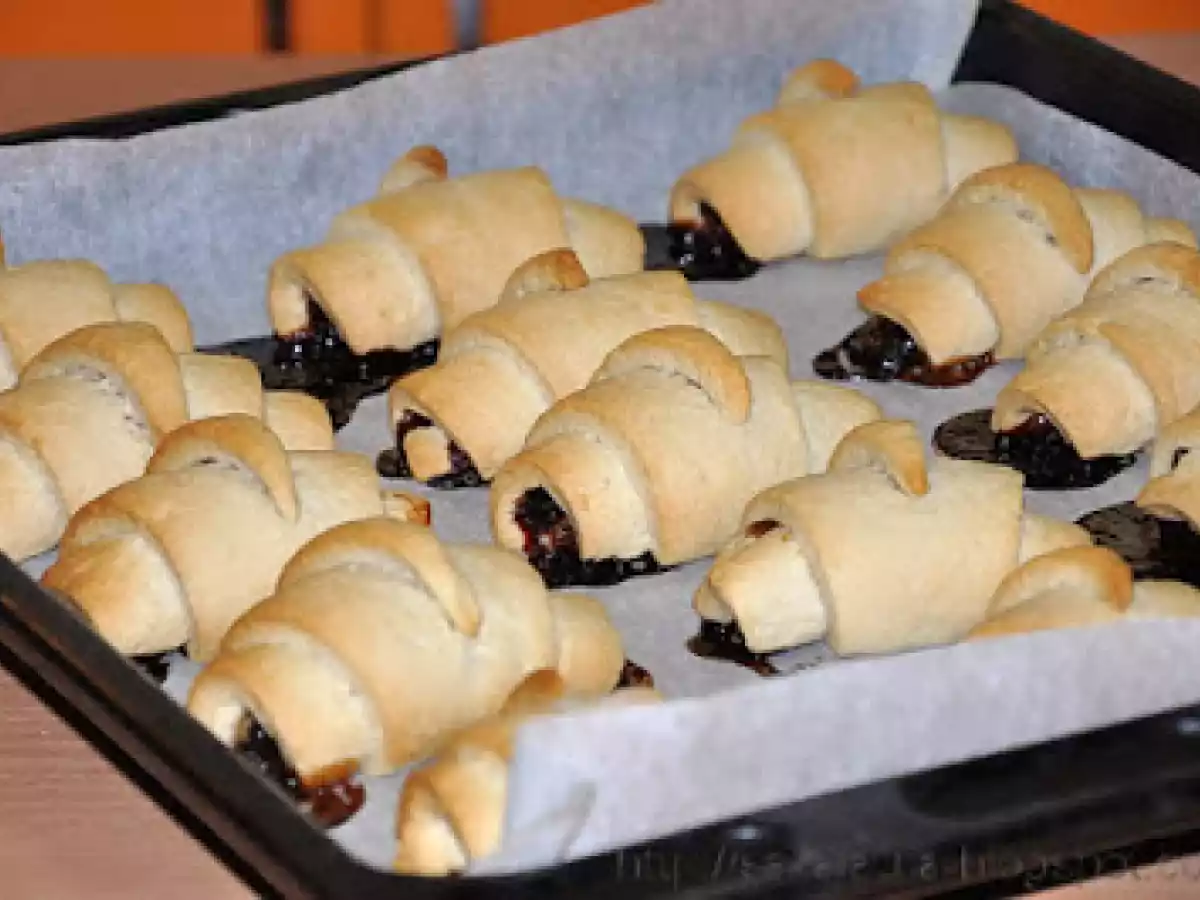 Cornulete umplute cu gem (cu bors)