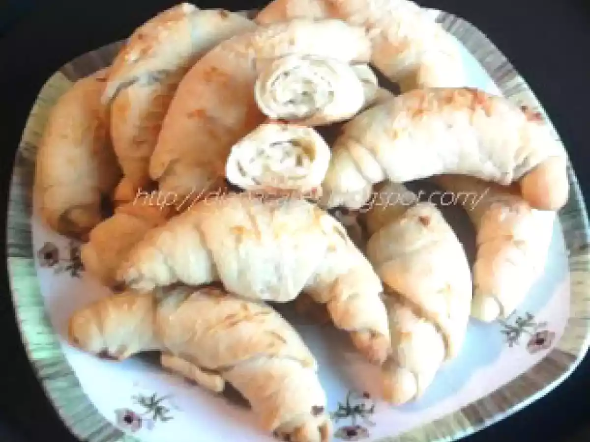 Cornuri dospite cu branza sarata