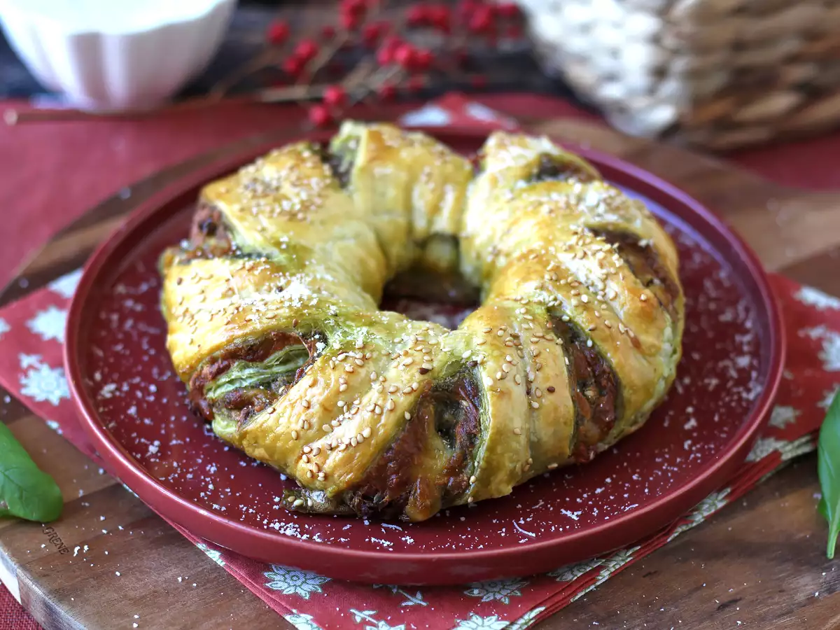 Coroană din aluat foietaj cu pesto, mozzarella și roșii uscate - poza 3