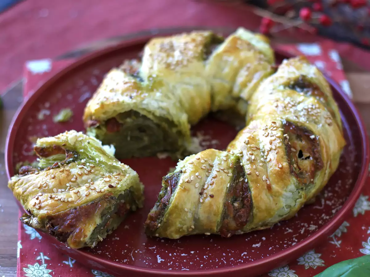 Coroană din aluat foietaj cu pesto, mozzarella și roșii uscate - poza 4