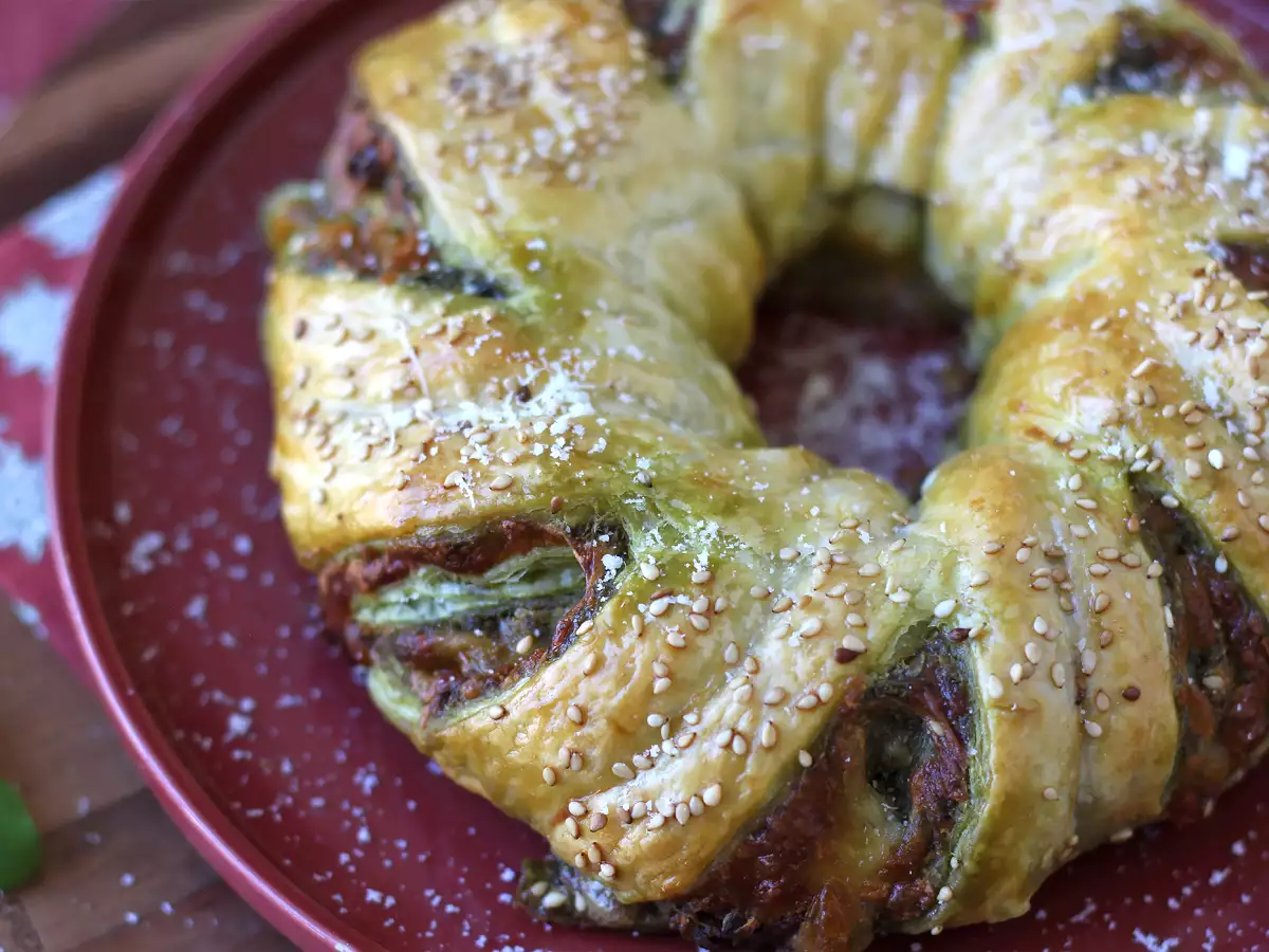 Coroană din aluat foietaj cu pesto, mozzarella și roșii uscate - poza 5