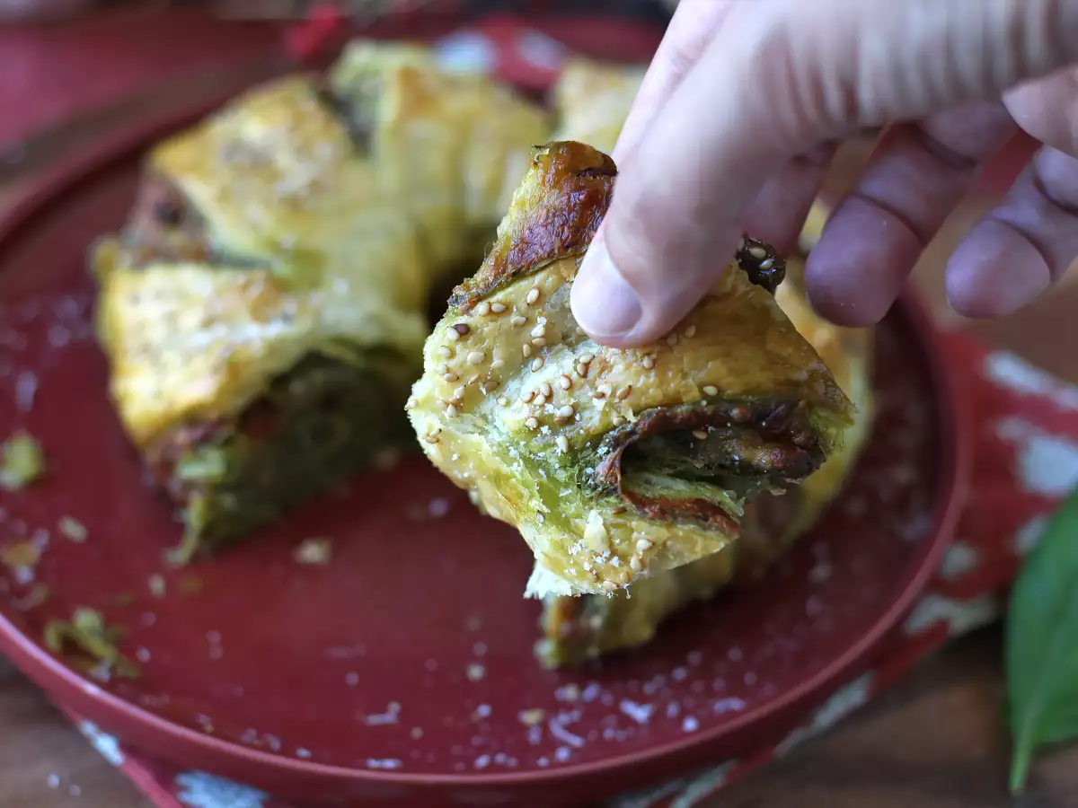 Coroană din aluat foietaj cu pesto, mozzarella și roșii uscate - poza 6