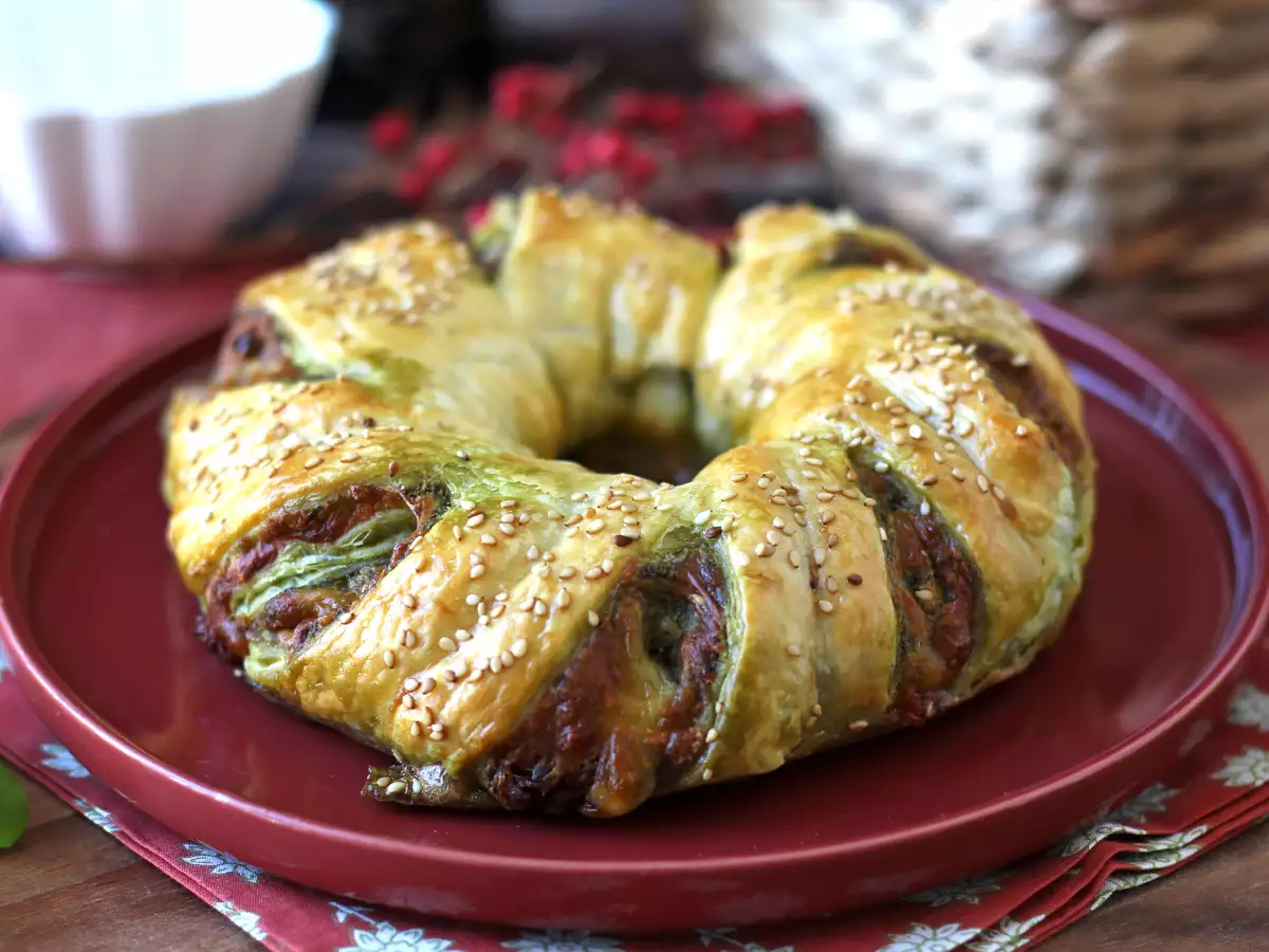 Coroană din aluat foietaj cu pesto, mozzarella și roșii uscate - poza 7