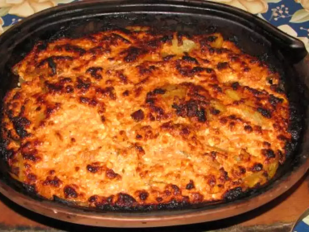 Costita afumata, cartofi, ceapa si ardei in bere cu branza de oaie si sos de rosii