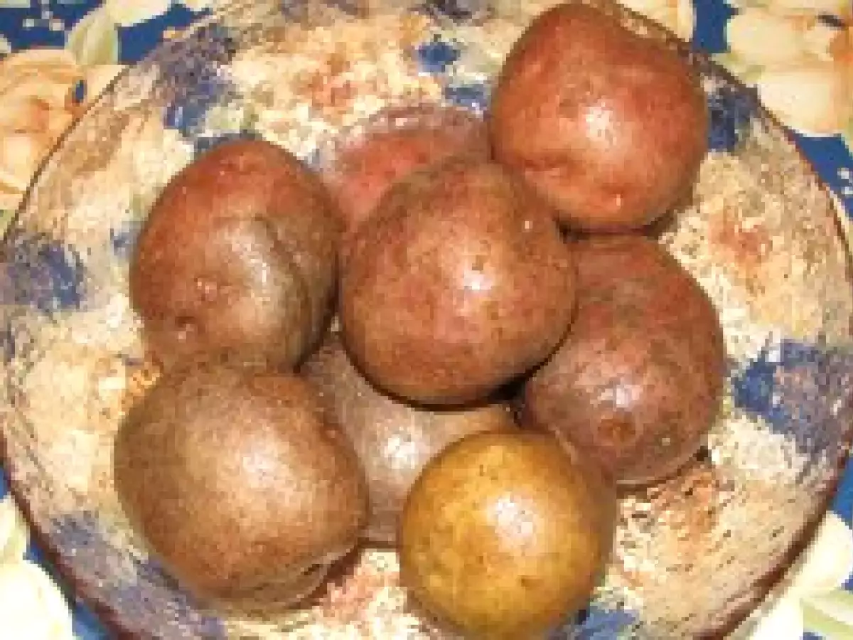 Costita afumata, cartofi, ceapa si ardei in bere cu branza de oaie si sos de rosii - poza 2