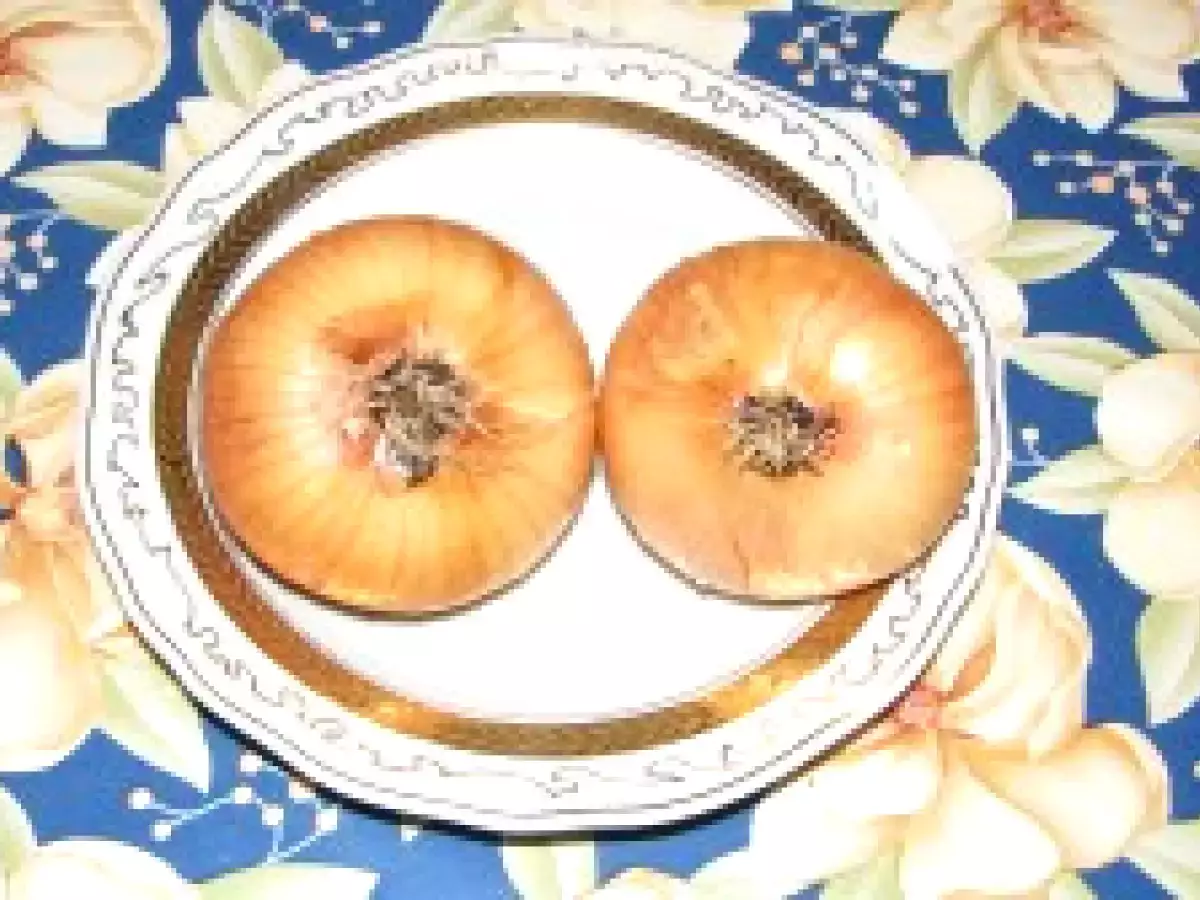 Costita afumata, cartofi, ceapa si ardei in bere cu branza de oaie si sos de rosii - poza 3