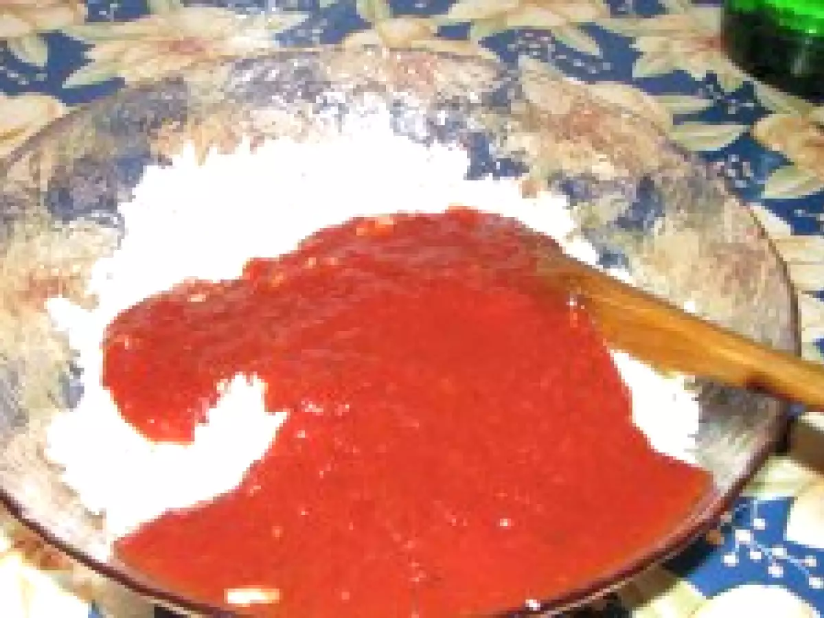 Costita afumata, cartofi, ceapa si ardei in bere cu branza de oaie si sos de rosii - poza 5