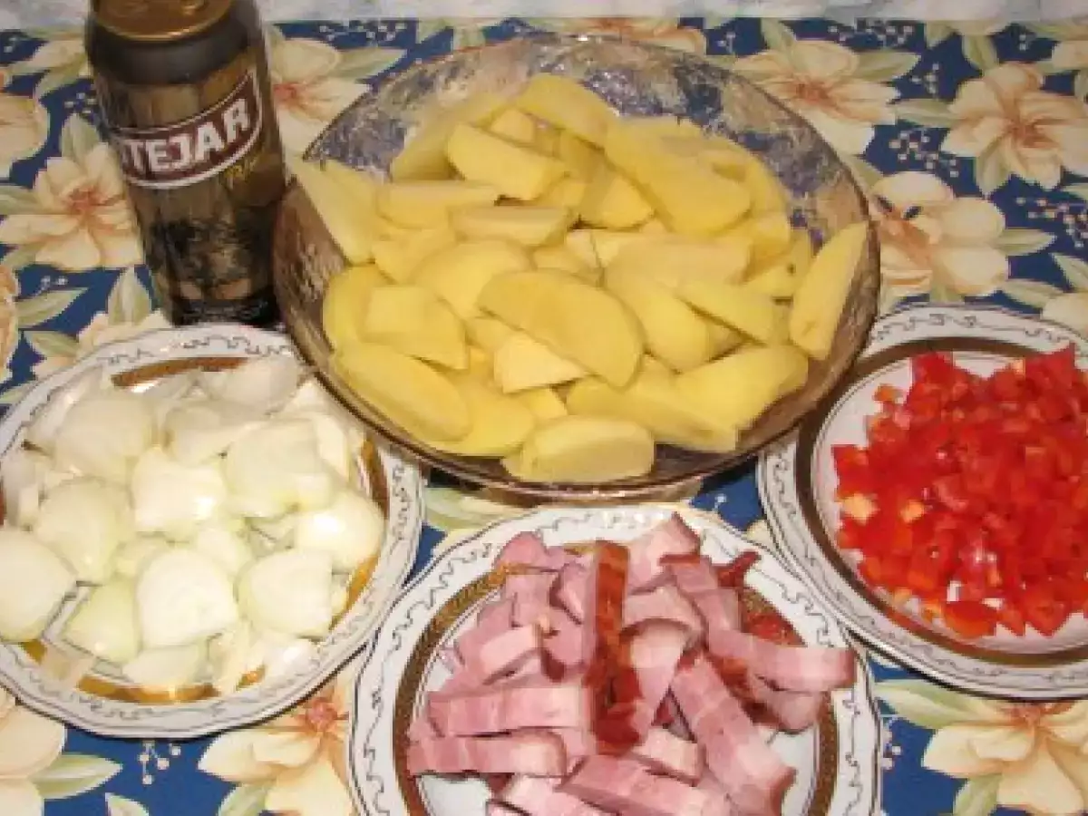 Costita afumata, cartofi, ceapa si ardei in bere cu branza de oaie si sos de rosii - poza 6