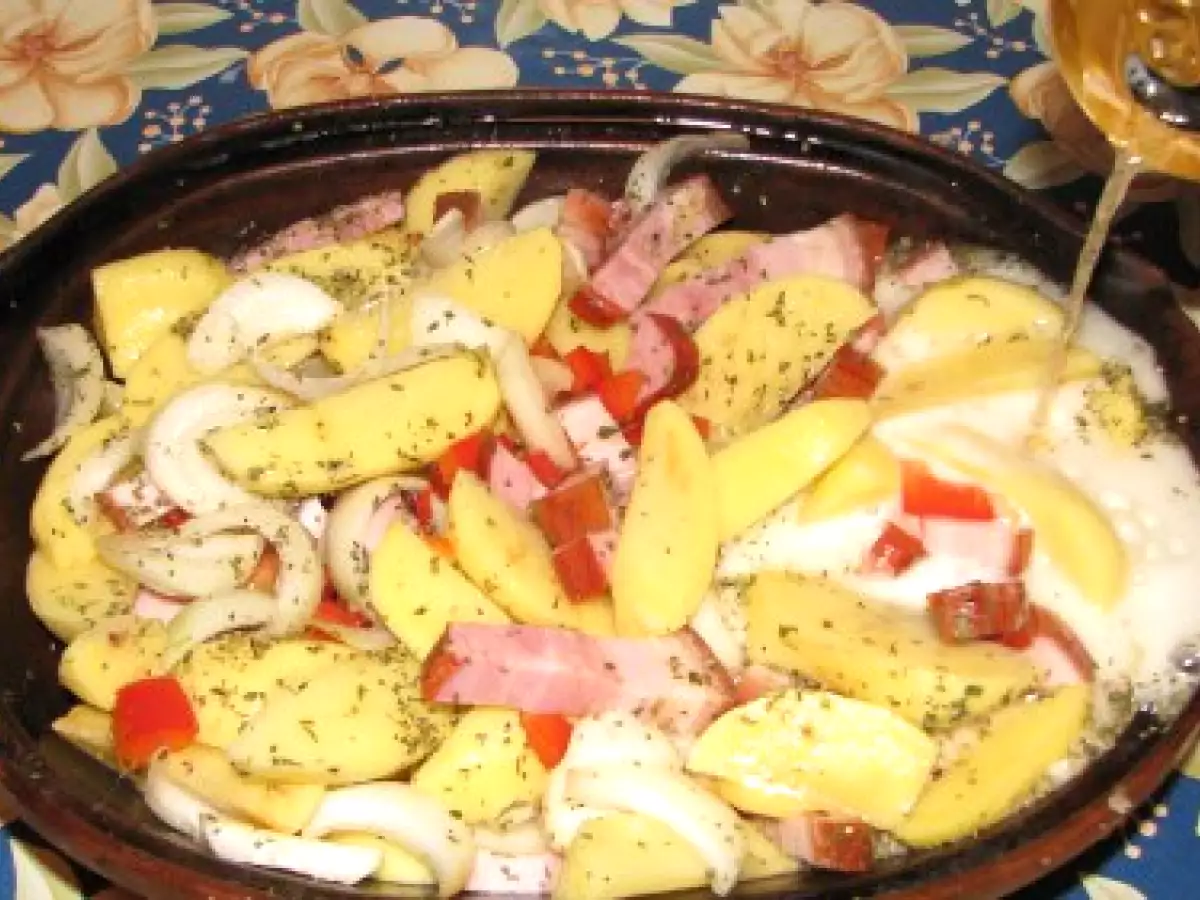 Costita afumata, cartofi, ceapa si ardei in bere cu branza de oaie si sos de rosii - poza 7