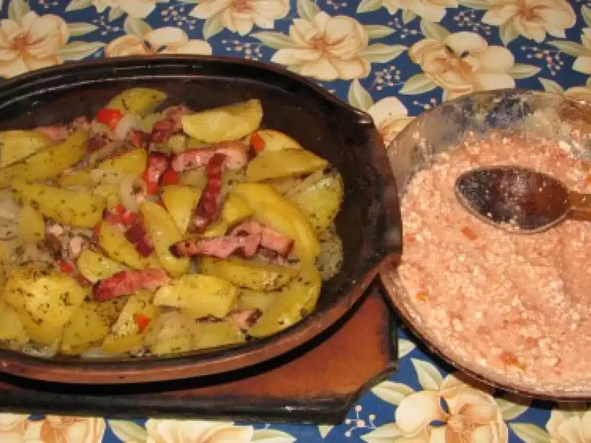 Costita afumata, cartofi, ceapa si ardei in bere cu branza de oaie si sos de rosii - poza 9