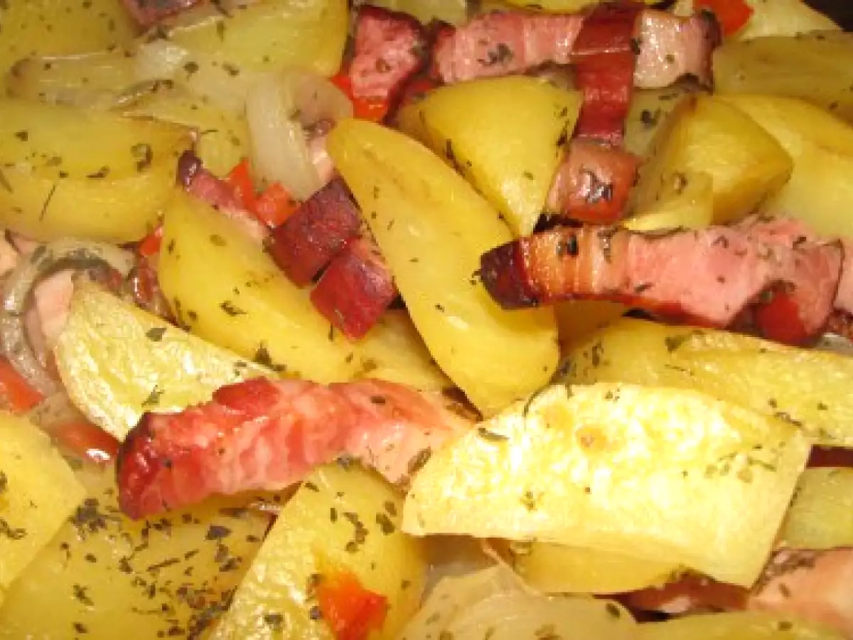 Costita afumata, cartofi, ceapa si ardei in bere cu branza de oaie si sos de rosii - poza 10