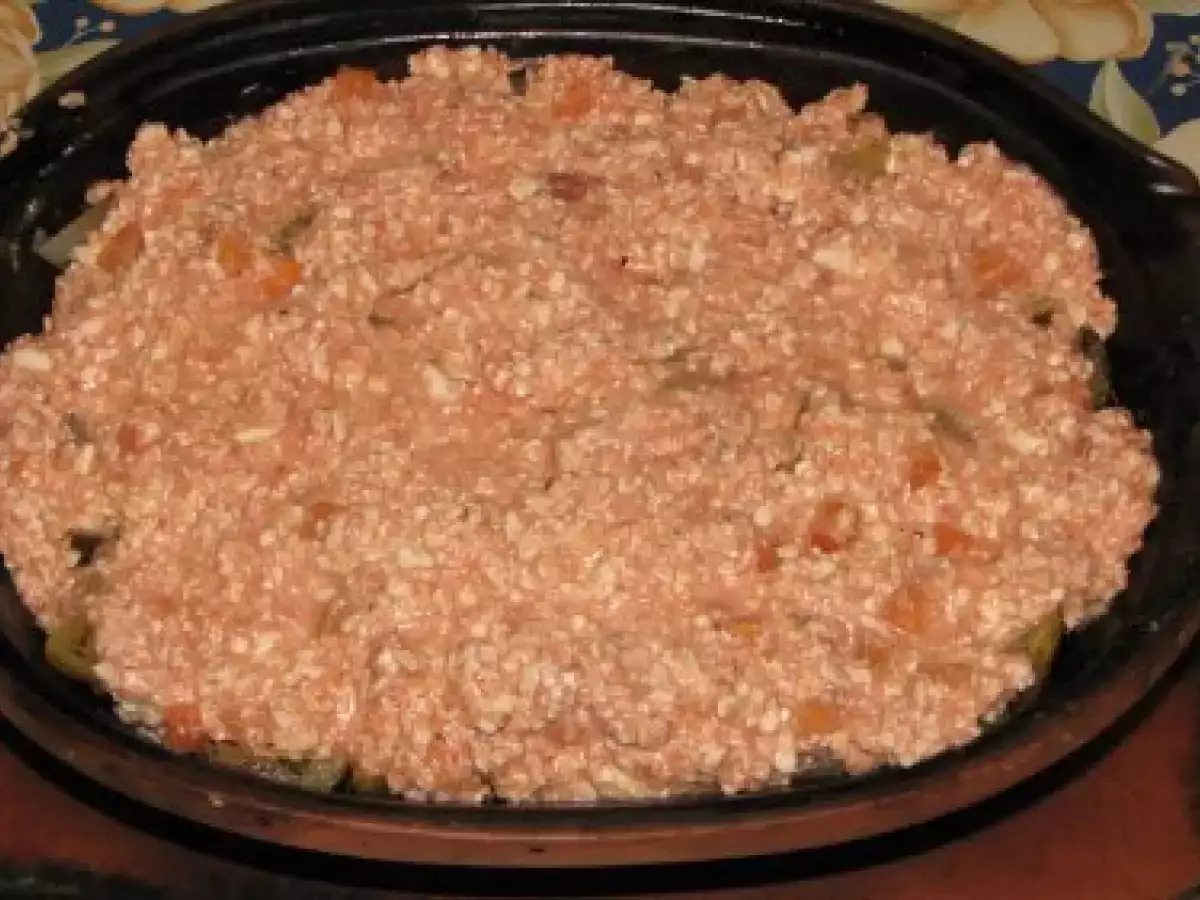 Costita afumata, cartofi, ceapa si ardei in bere cu branza de oaie si sos de rosii - poza 11