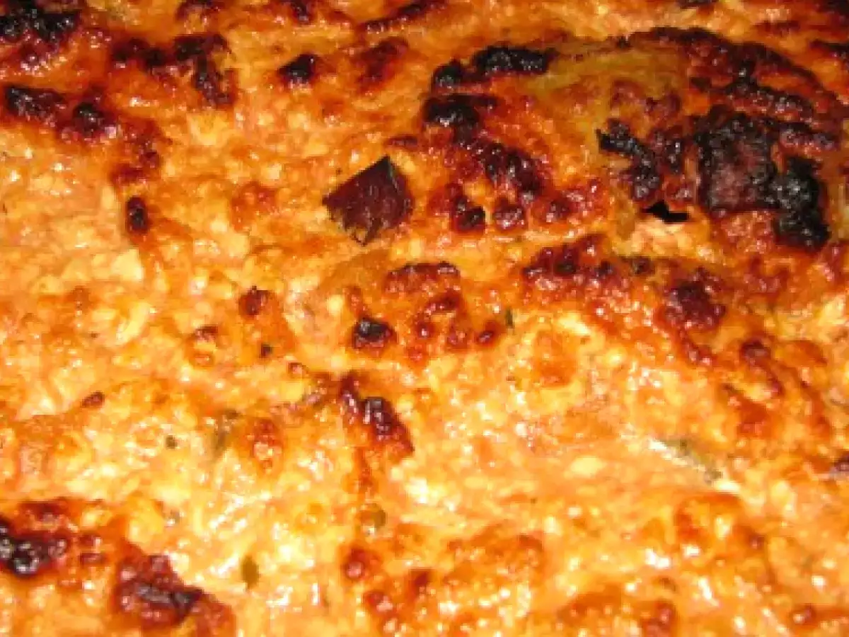 Costita afumata, cartofi, ceapa si ardei in bere cu branza de oaie si sos de rosii - poza 12