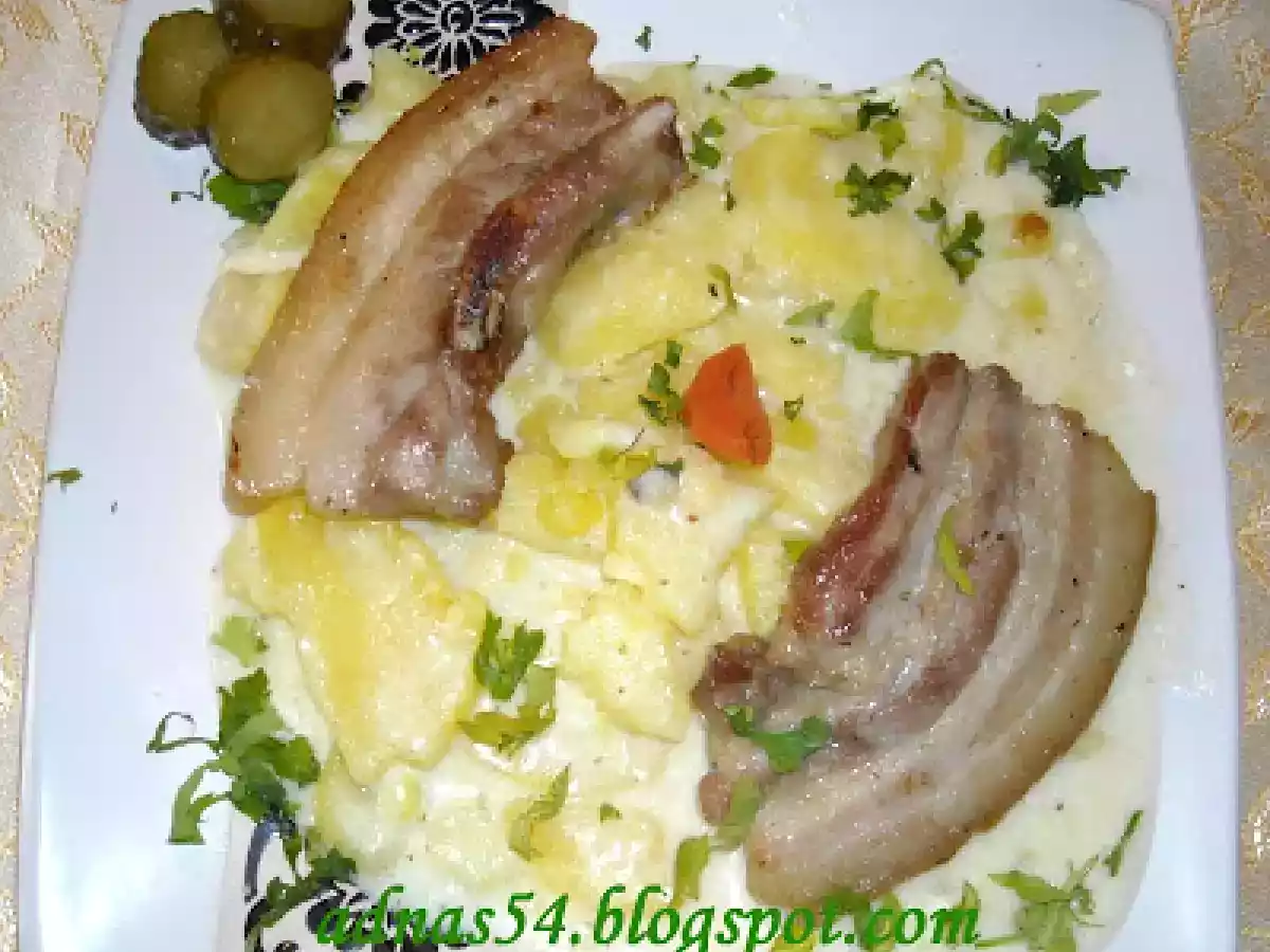 Costita cu cartofi in sos alb