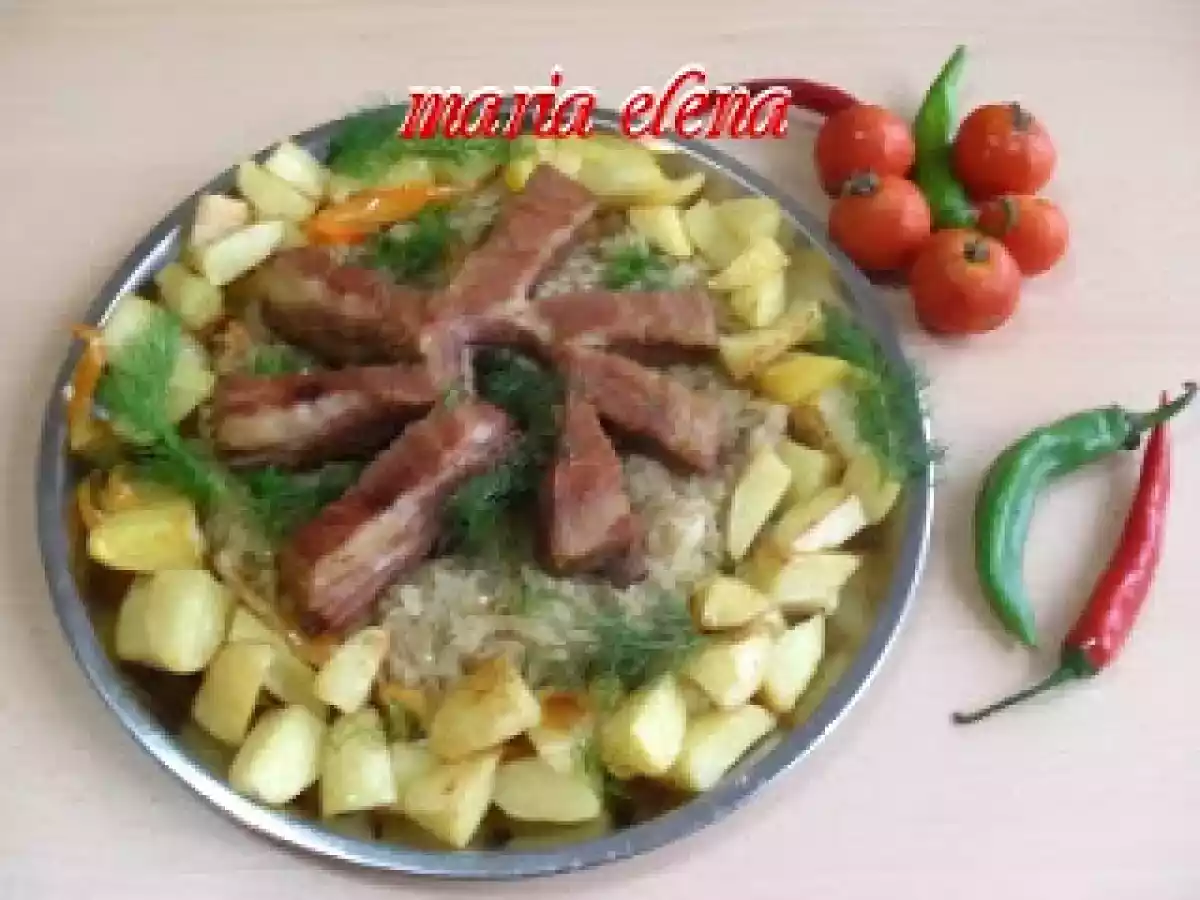 Costite afumate cu varza calita si cartofi aurii - poza 2