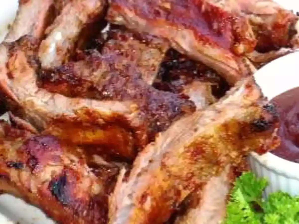 Costite de porc la gratar cu sos BBQ si sirop de artar