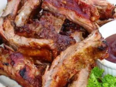 Costite de porc la gratar cu sos BBQ si sirop de artar