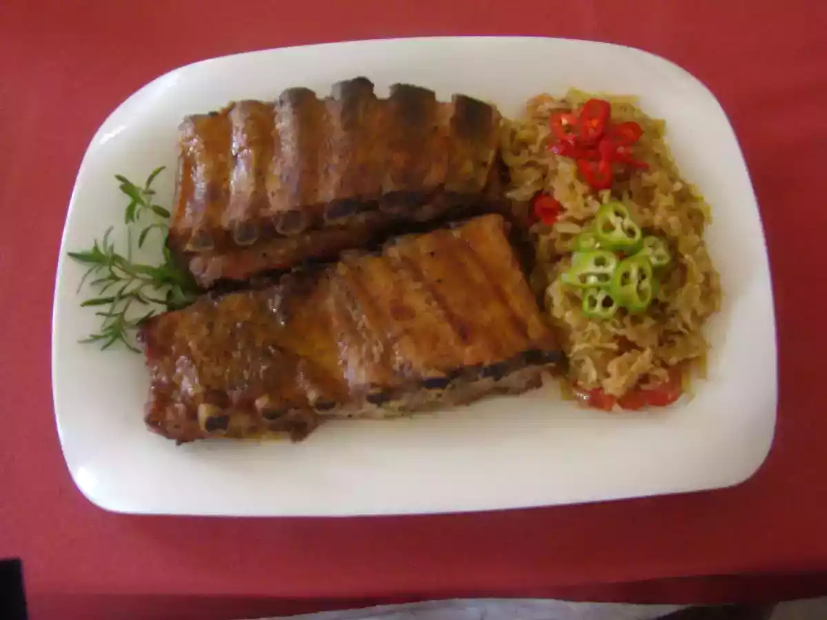 Costite picante la cuptor cu varza calita