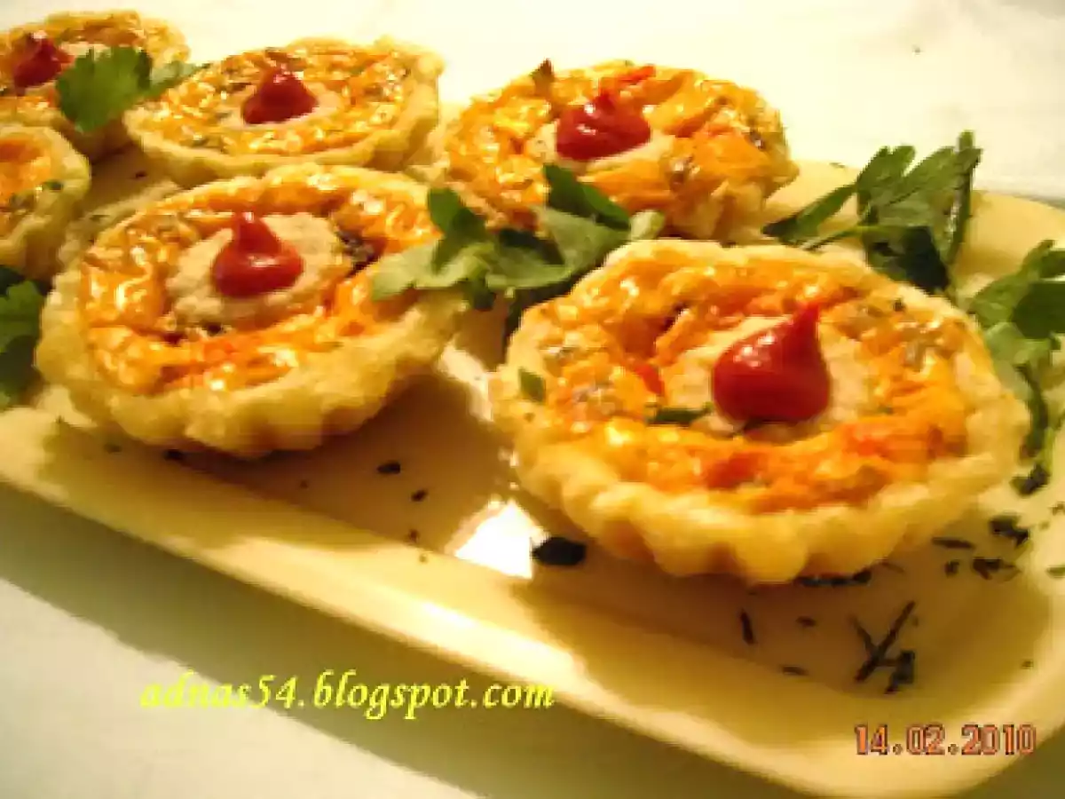 Cosulete aperitiv cu branza, masline si ciuperci