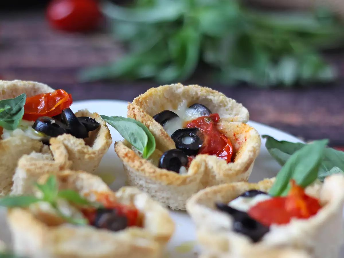 Coșulețe de pâine cu mozzarella, roșii cherry și măsline negre - poza 2