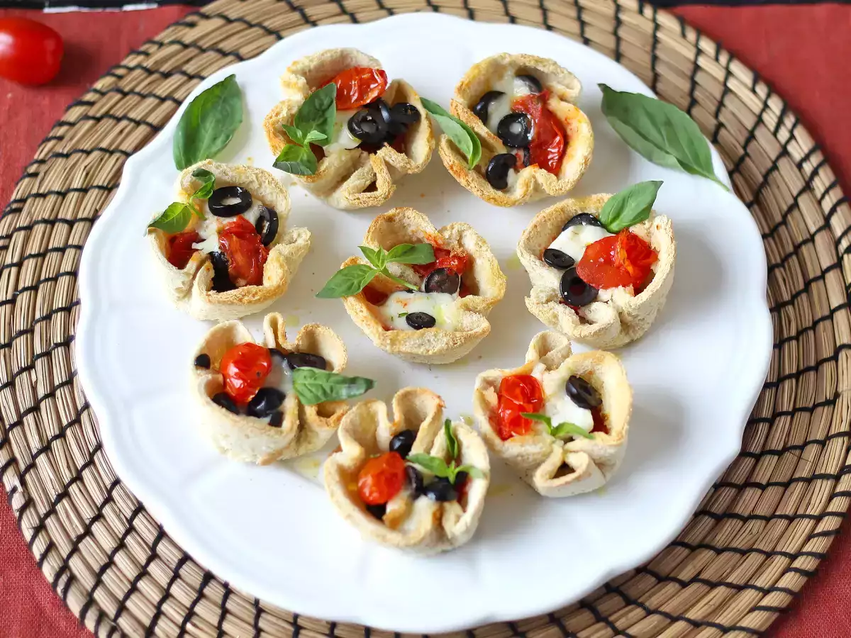 Coșulețe de pâine cu mozzarella, roșii cherry și măsline negre - poza 3