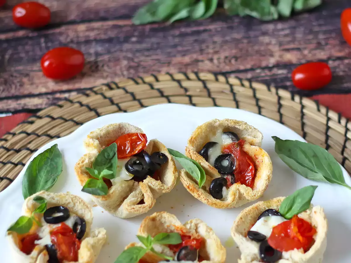 Coșulețe de pâine cu mozzarella, roșii cherry și măsline negre - poza 4